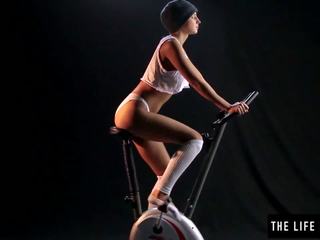 Ljubko sweaty najstnice naskakovanje an exercise bike sedež.