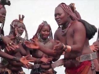 Warga afrika himba wanita tarian dan ayunan mereka kendor payu dara sekitar