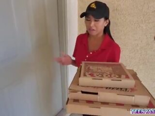 Gaiță romero și rion rege vrea unele pizza și ember zăpadă delivered ea proaspăt și super cu un suplimentar in trei service&period;