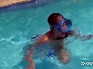 Sensational brune harlot karamele swims nënujë