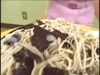 淫 妻子 从 日本 爱 食物 连衣裙的 同 精液