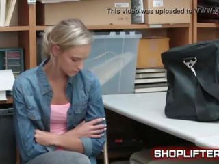 Adventurous shoplifting арматура spy-cam чукане в магазин задна стаичка